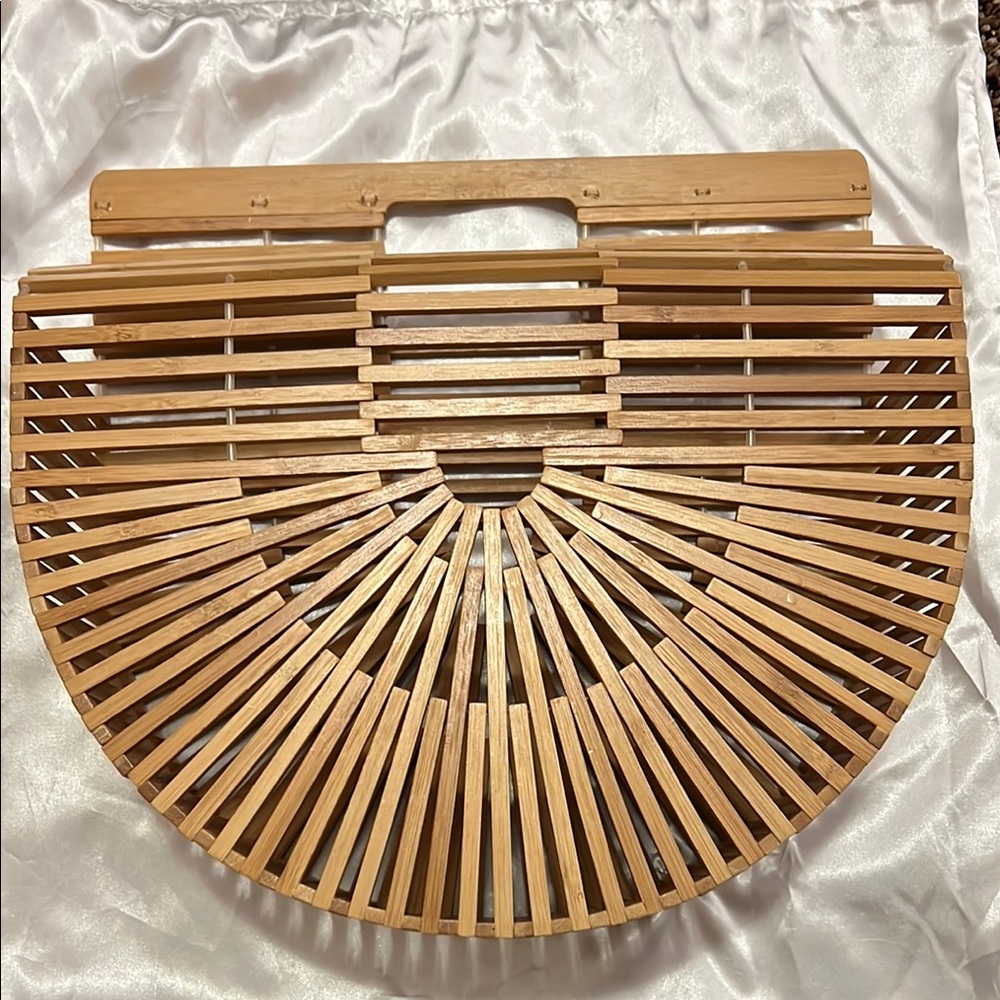 Womanโs Bamboo Handbag